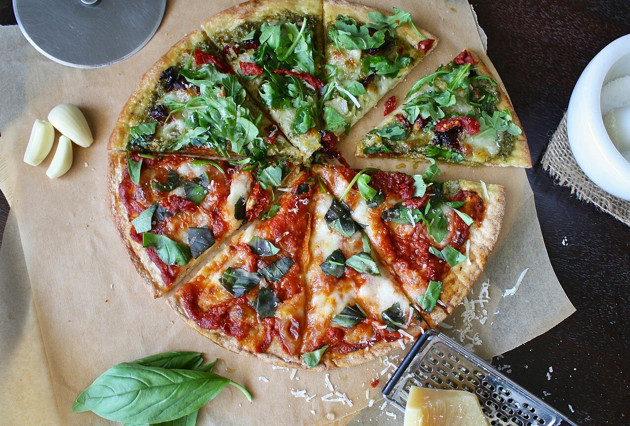 Pizza con albahaca