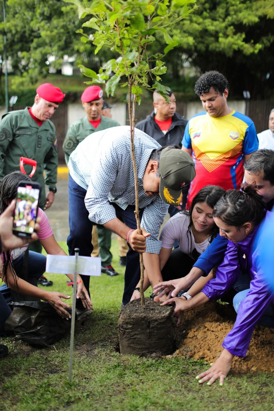 Maduro. El dictador plantando un árbol en el 16º aniversario de la Juventud del PSUV en Caracas el jueves.