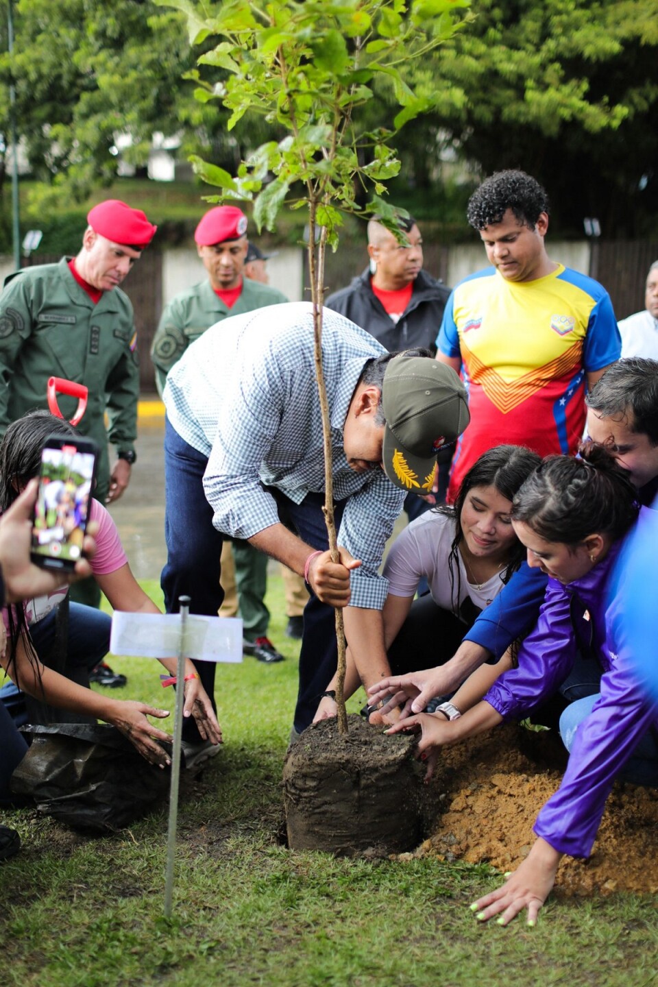 Maduro. El dictador plantando un árbol en el 16º aniversario de la Juventud del PSUV en Caracas el jueves.

