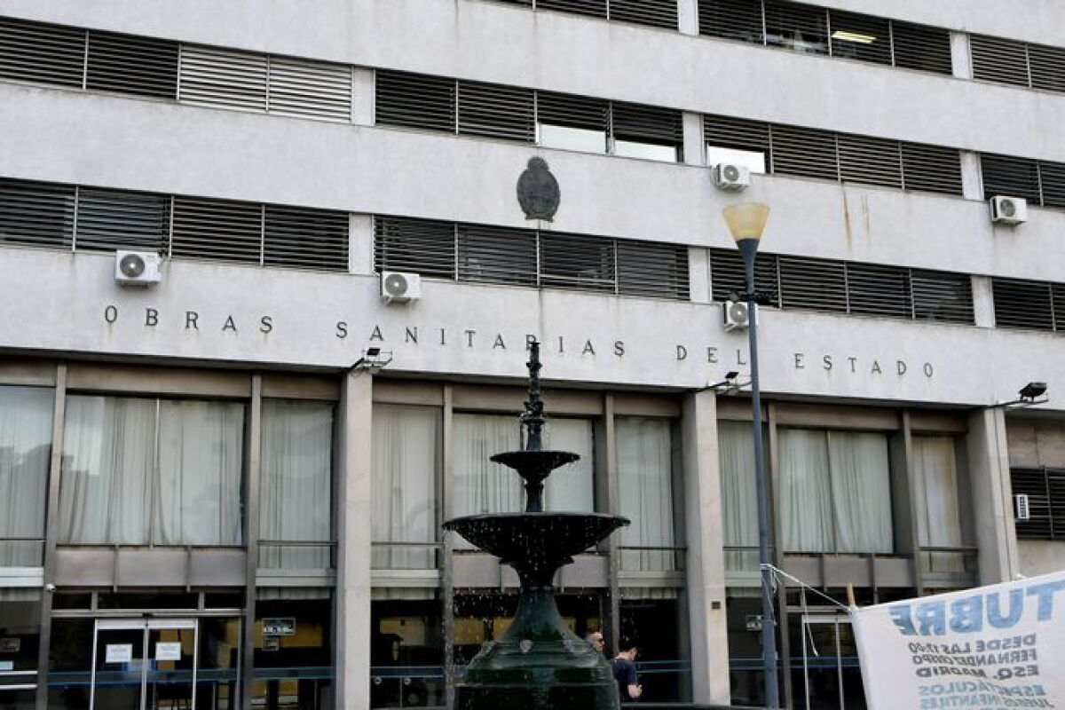 Fuente frente a la fachada del edificio sede de la Administracion Nacional de las Obras Sanitarias del Estado, OSE, ubicado en Roxlo y Constituyente, en el barrio Cordon de Montevideo, ND 20241212, foto Estefania Leal - Archivo El Pais