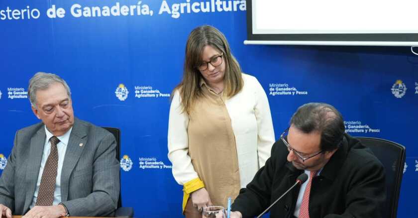 Convenio. El Ministro Fernando Mattos y el representante de CAF, François Borit, firmaron el acuerdo.