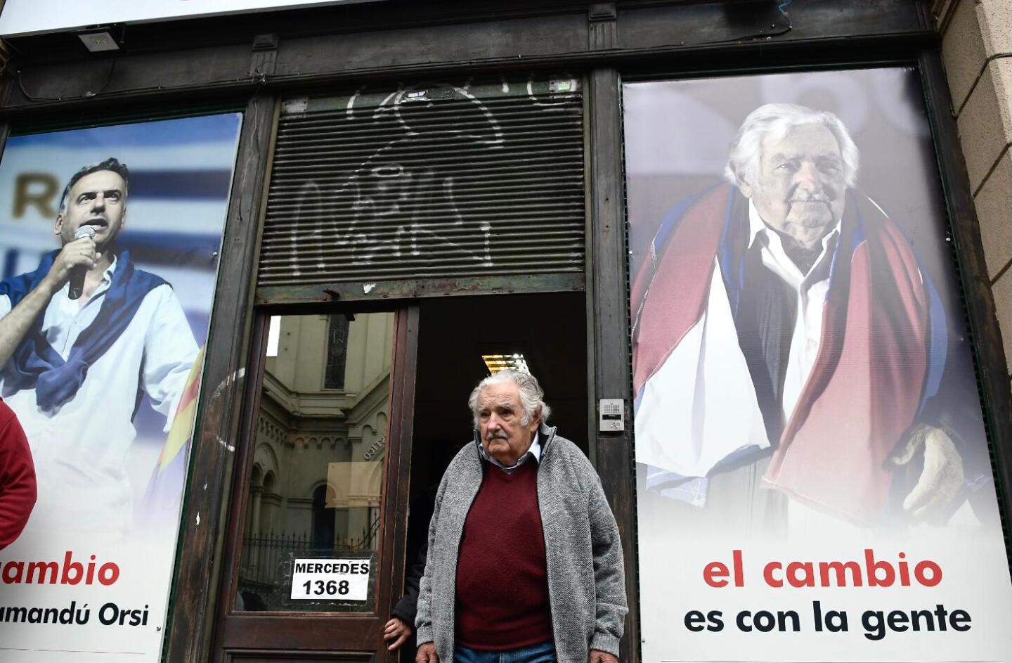 José Mujica en la puerta de la sede del MPP.