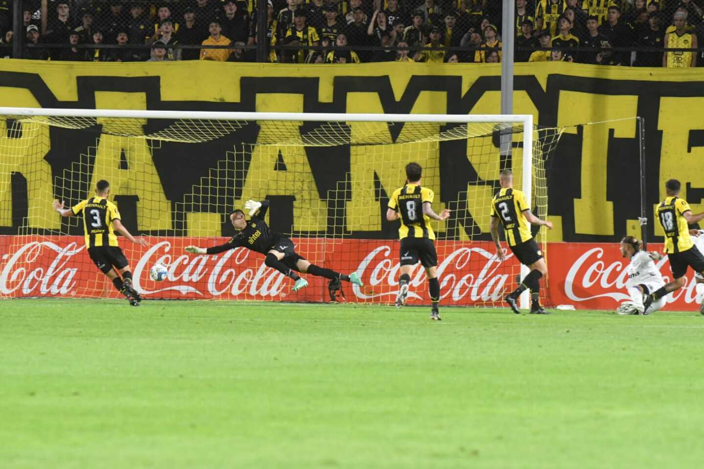 El gol de Thiago Vecino a Peñarol en el Campeón del Siglo.