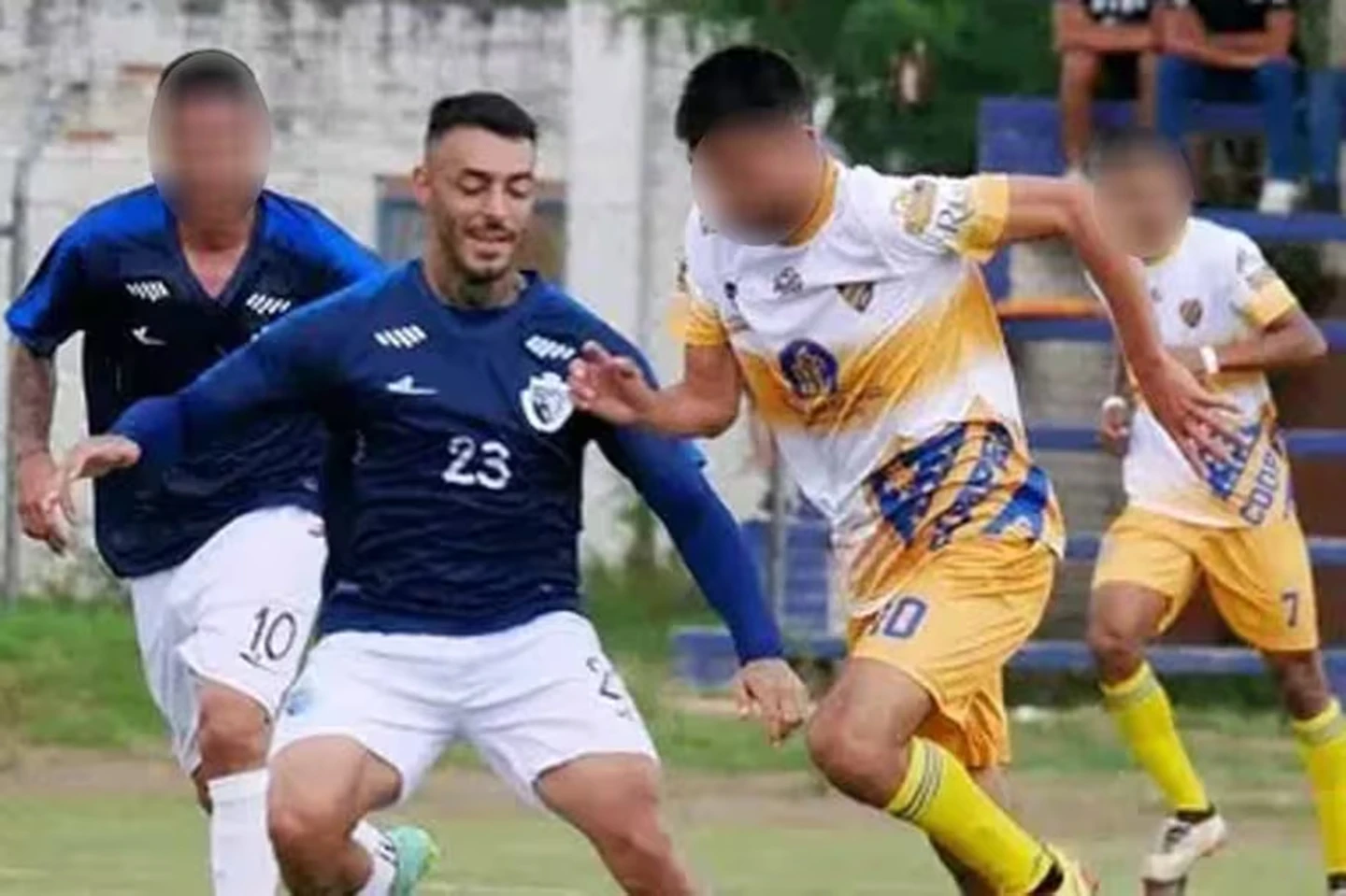 Sebastián Marset, narcotraficante uruguayo buscado por varios paises, requerido por varios delitos, jugando al futbol en Bolivia, donde era dueño y a veces jugaba en el equipo.