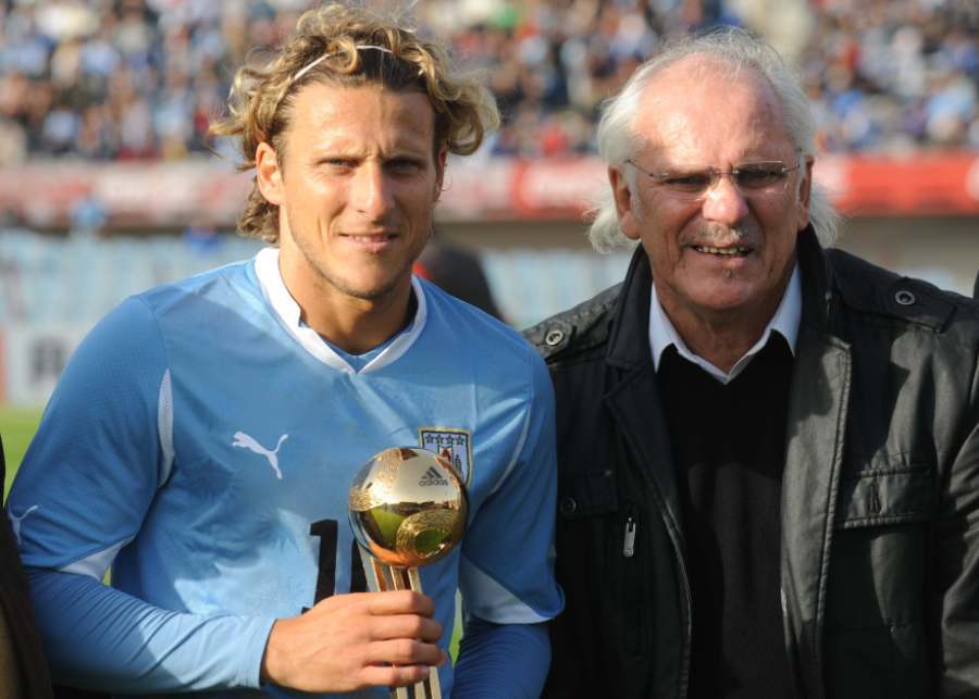 Diego y Pablo Forlán posando con el premio al Balón de Oro del Mundial de Sudáfrica 2010.