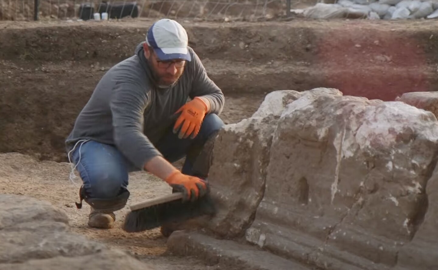 Arqueólogo trabajando en la excavación del Armagedón.