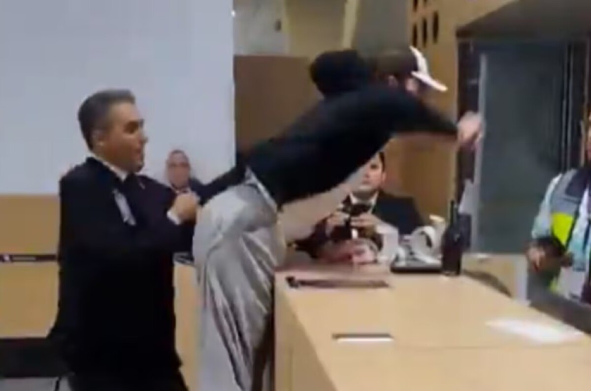 Un grupo de pasajeros protagonizó una violenta pelea con empleados de una aerolínea del Aeropuerto Internacional de la Ciudad de México (AICM).