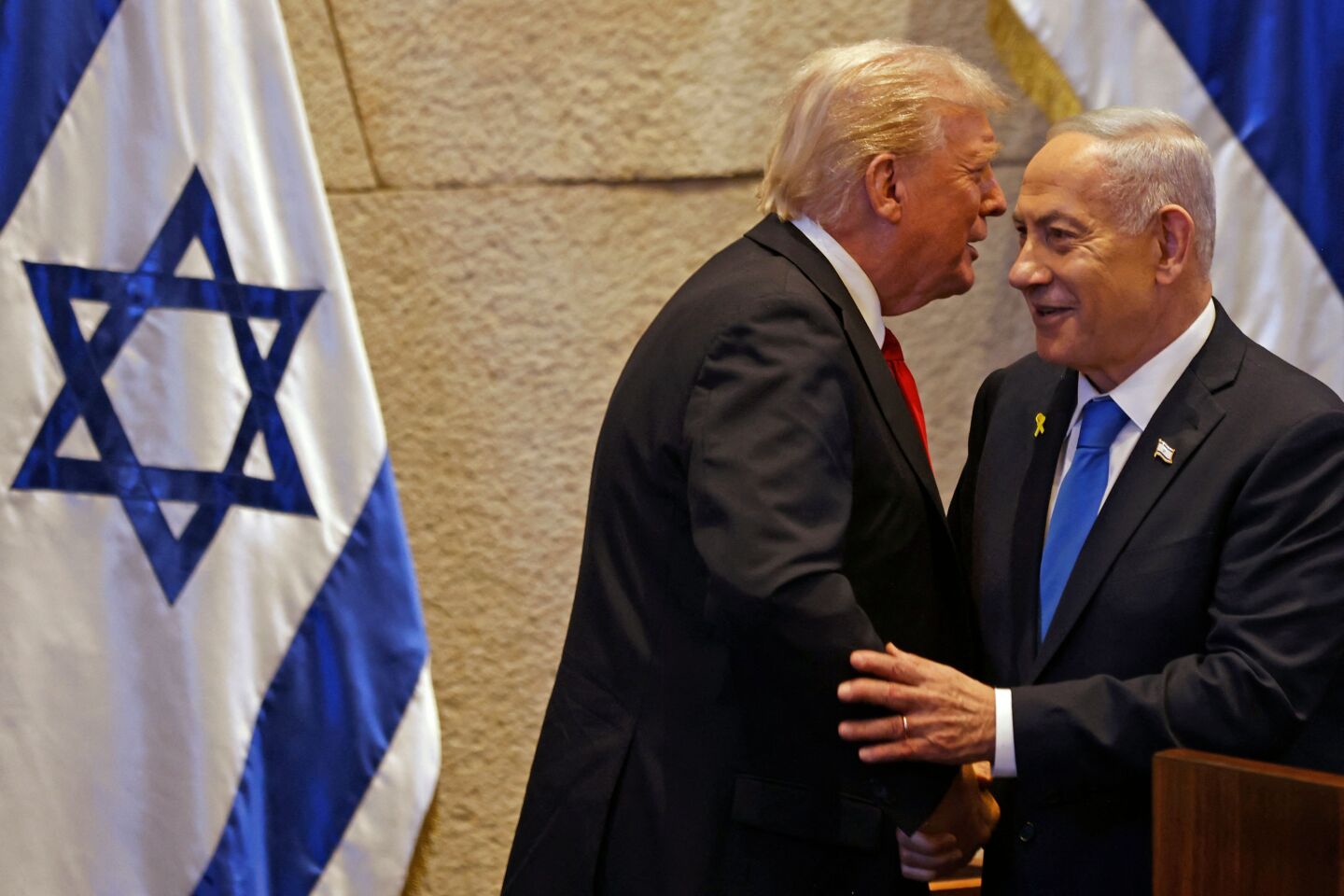 El presidente de Estados Unidos, Donald Trump (izq.), habla con el primer ministro de Israel, Benjamin Netanyahu, en el parlamento israelí, la Knesset