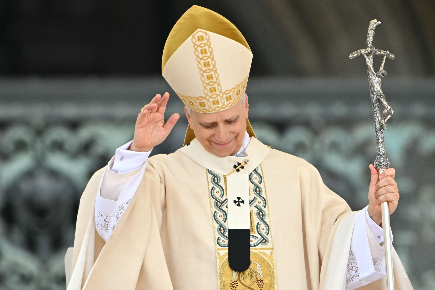 El papa León XIV saluda a la multitud en la Santa Misa de inicio de su pontificado, en la plaza de San Pedro en el Vaticano, este domingo 18 de mayo de 2025.