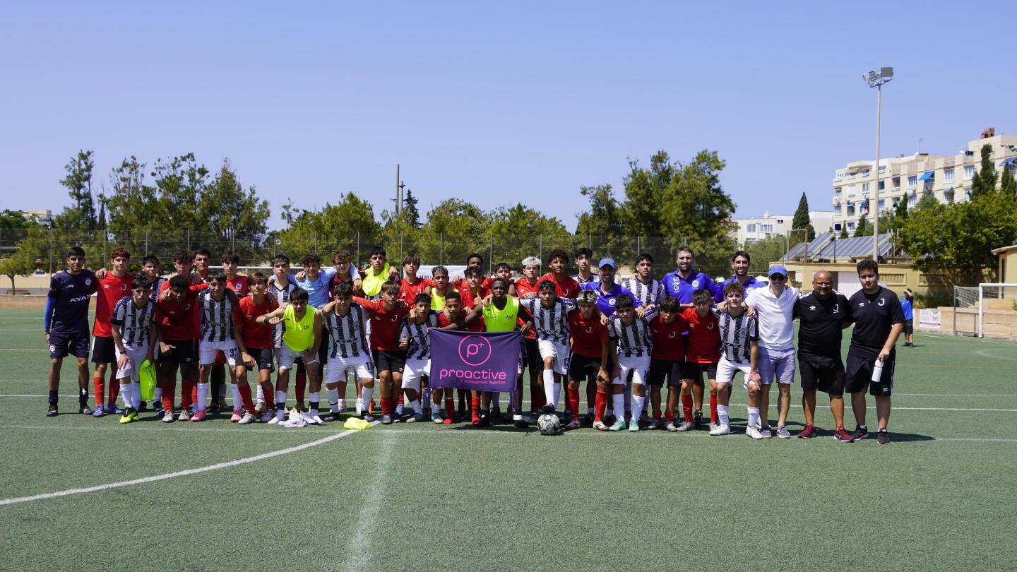 El equipo de Pelota al Medio Universitario en Mallorca.