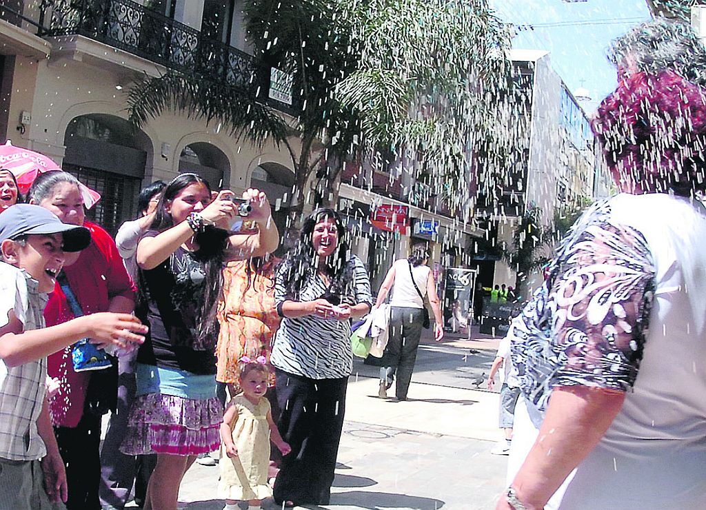 Personas festejan un casamiento en el Registro Civil. Foto: Archivo El País