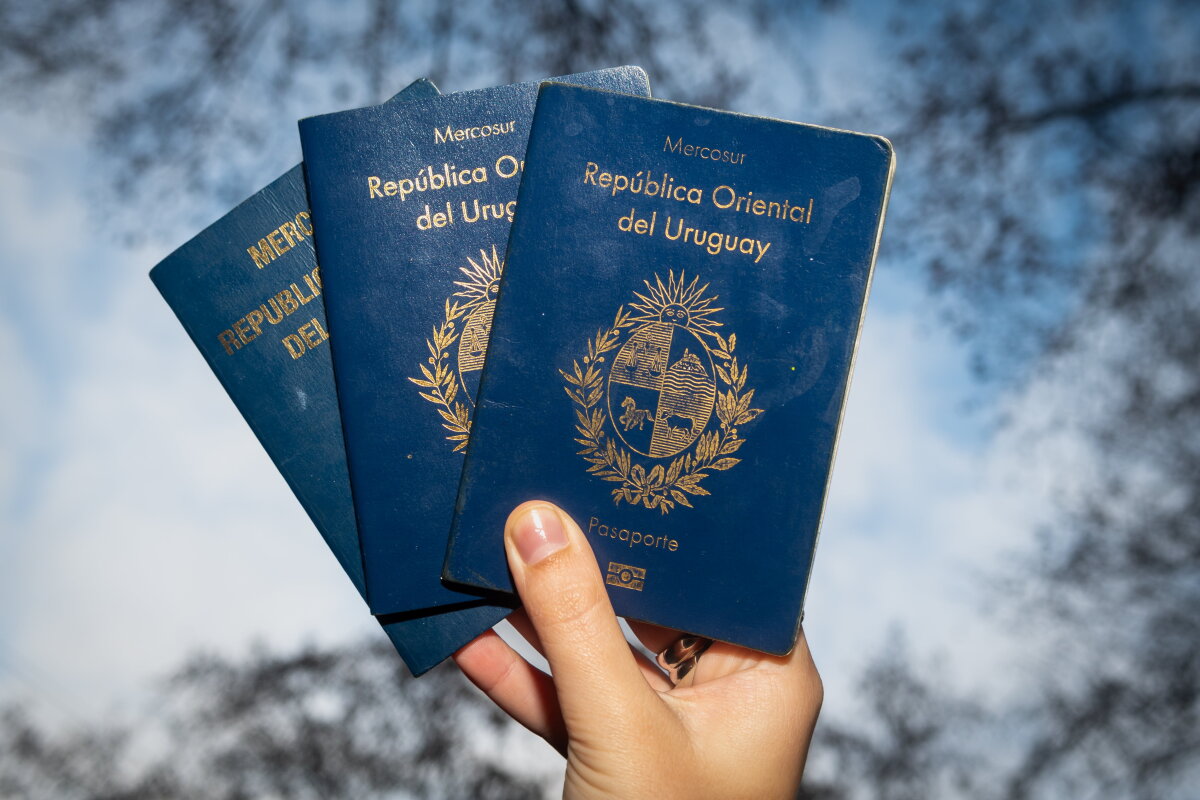 Produccion fotografica con Pasaportes de la Republica Oriental del Uruguay, en Montevideo, nota por trabas para ingresar con los nuevos pasaportes a Francia Alemania y Japon, ND 20250723, foto Estefania Leal - Archivo El Pais