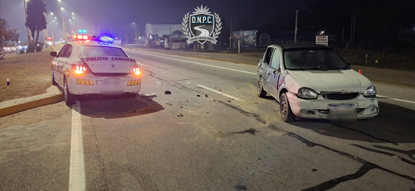Auto de la Policía Caminera chocado en la ruta Interbalnearia.