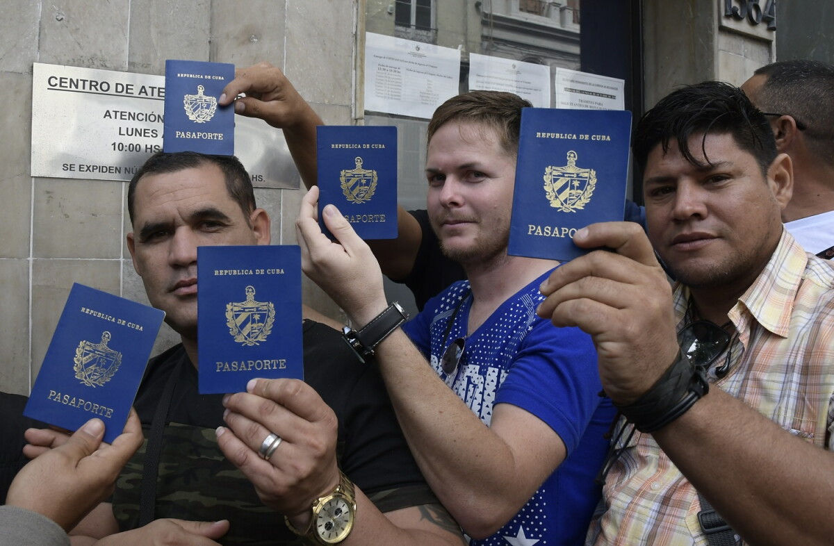 Miles de cubanos tramitan la solicitud de refugiado, pero unas pocas decenas lo consiguen