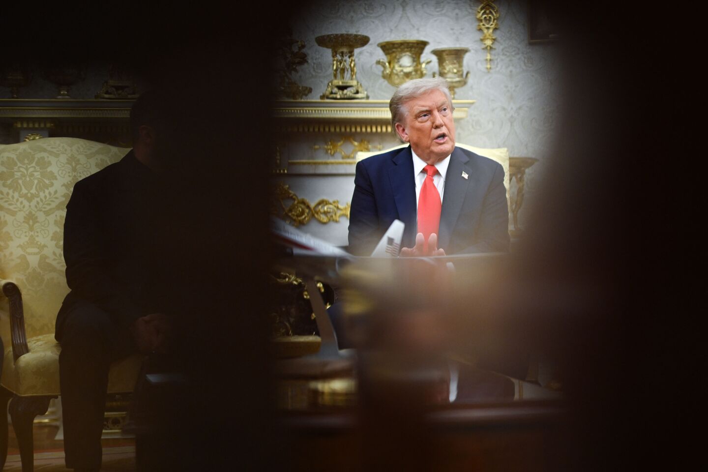 El presidente de Estados Unidos, Donald Trump, habla durante una reunión con el presidente ucraniano, Volodymyr Zelensky, en la Oficina Oval de la Casa Blanca en Washington, DC.