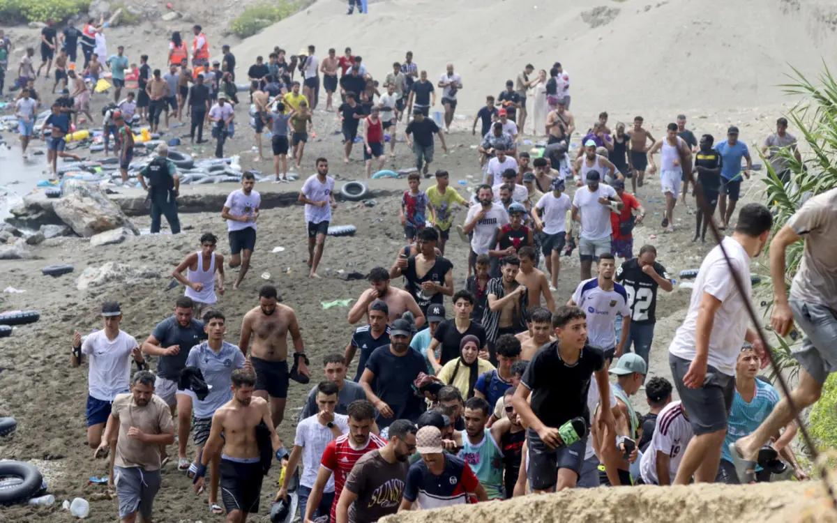 Gobierno de España toma el control del puerto de la ciudad de Ceuta y quiere alojar a mil migrantes allí
