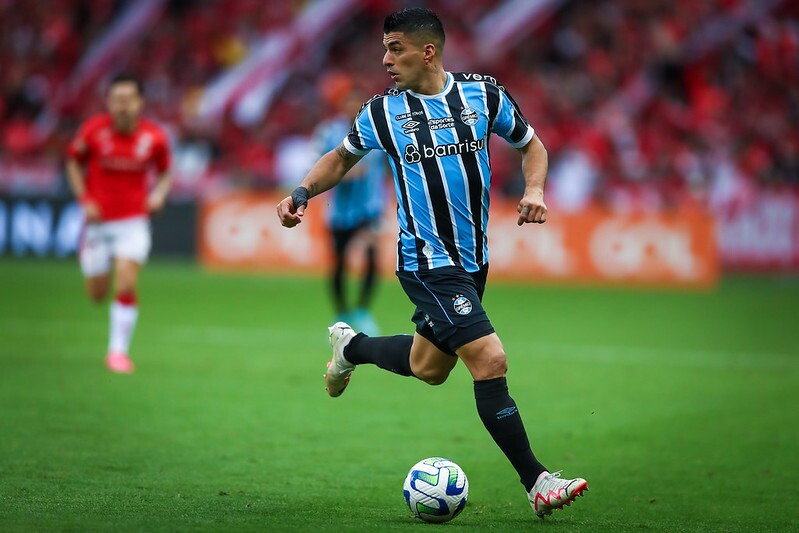 Luis Suárez con la camiseta de Gremio en el clásico ante Internacional