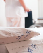 Cama de un residencial de personas mayores.