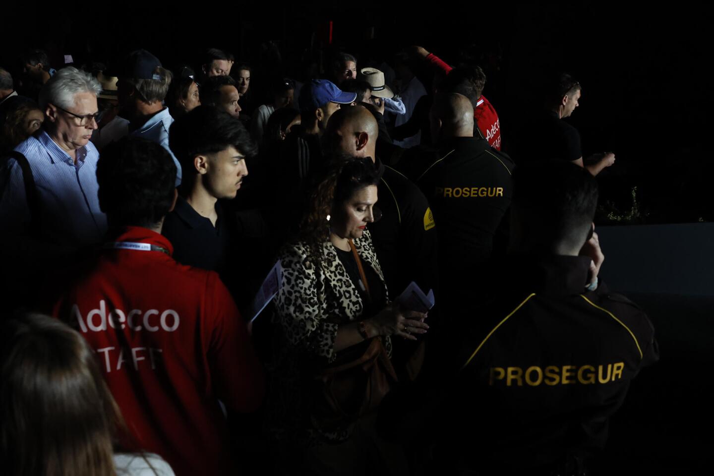 Personas reunidas tras apagón en España
