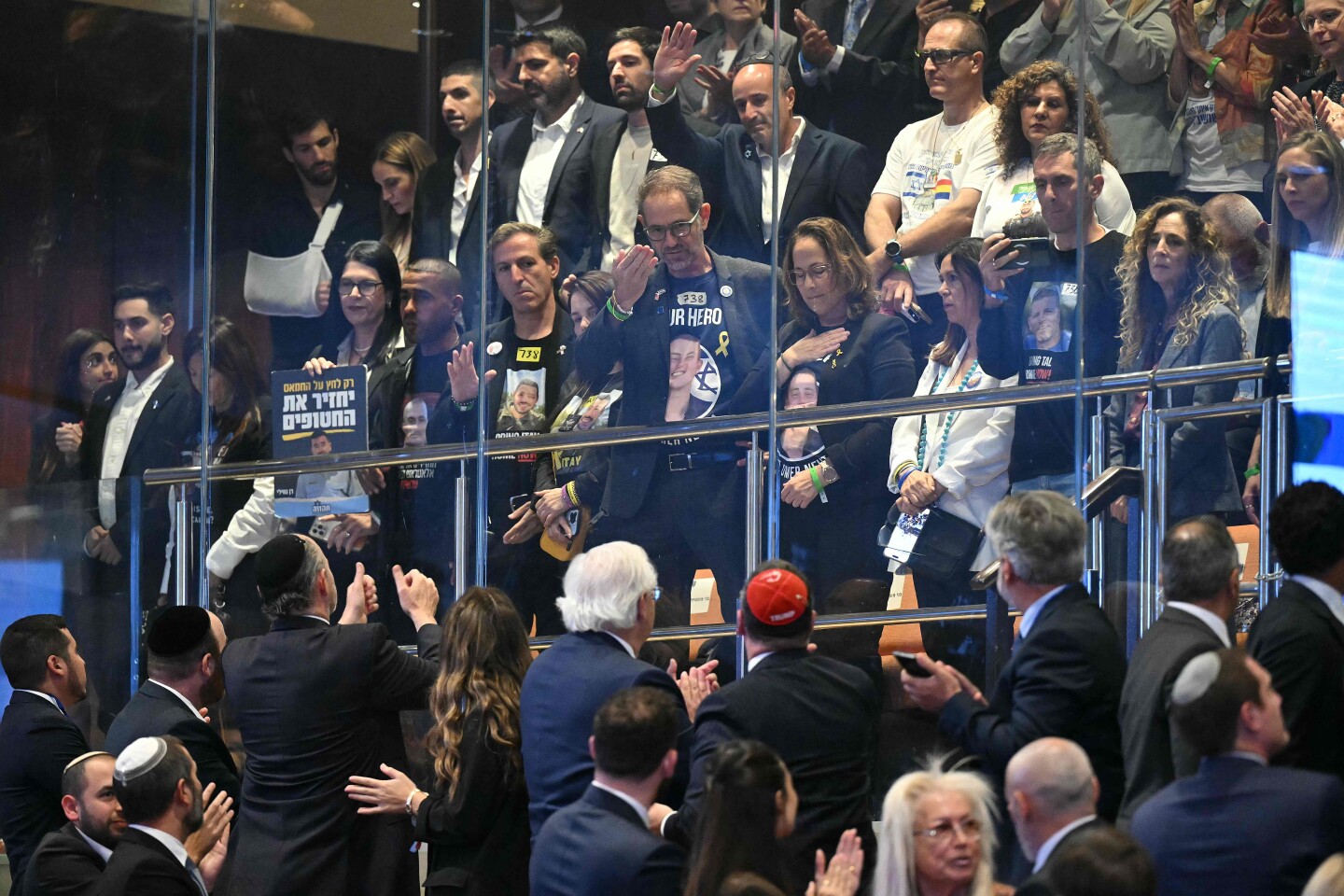 Familiares de rehenes en el Parlamento israelí