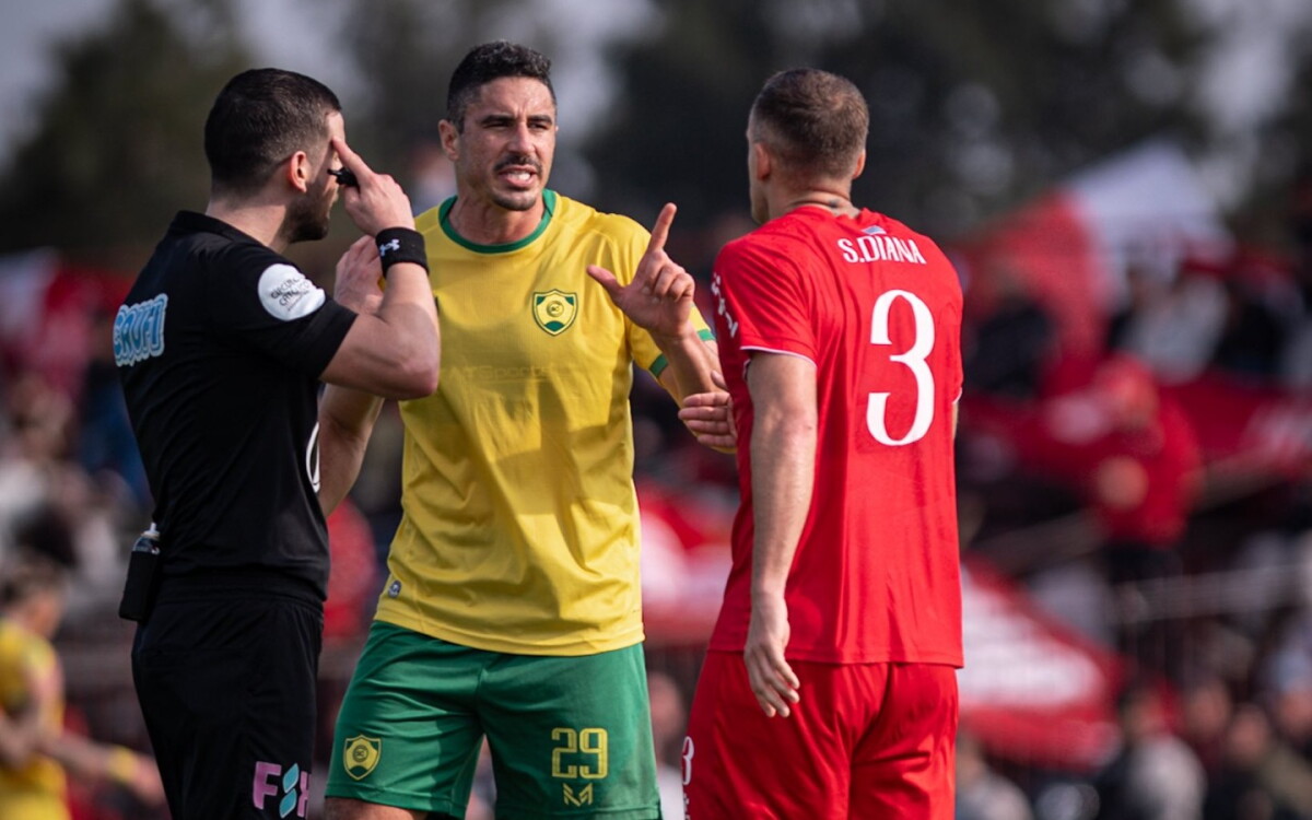 El árbitro Bruno Sacarelo junto a Luis Machado y Sebastián Diana en el partido entre Cerrito y Rentistas por la Segunda División.