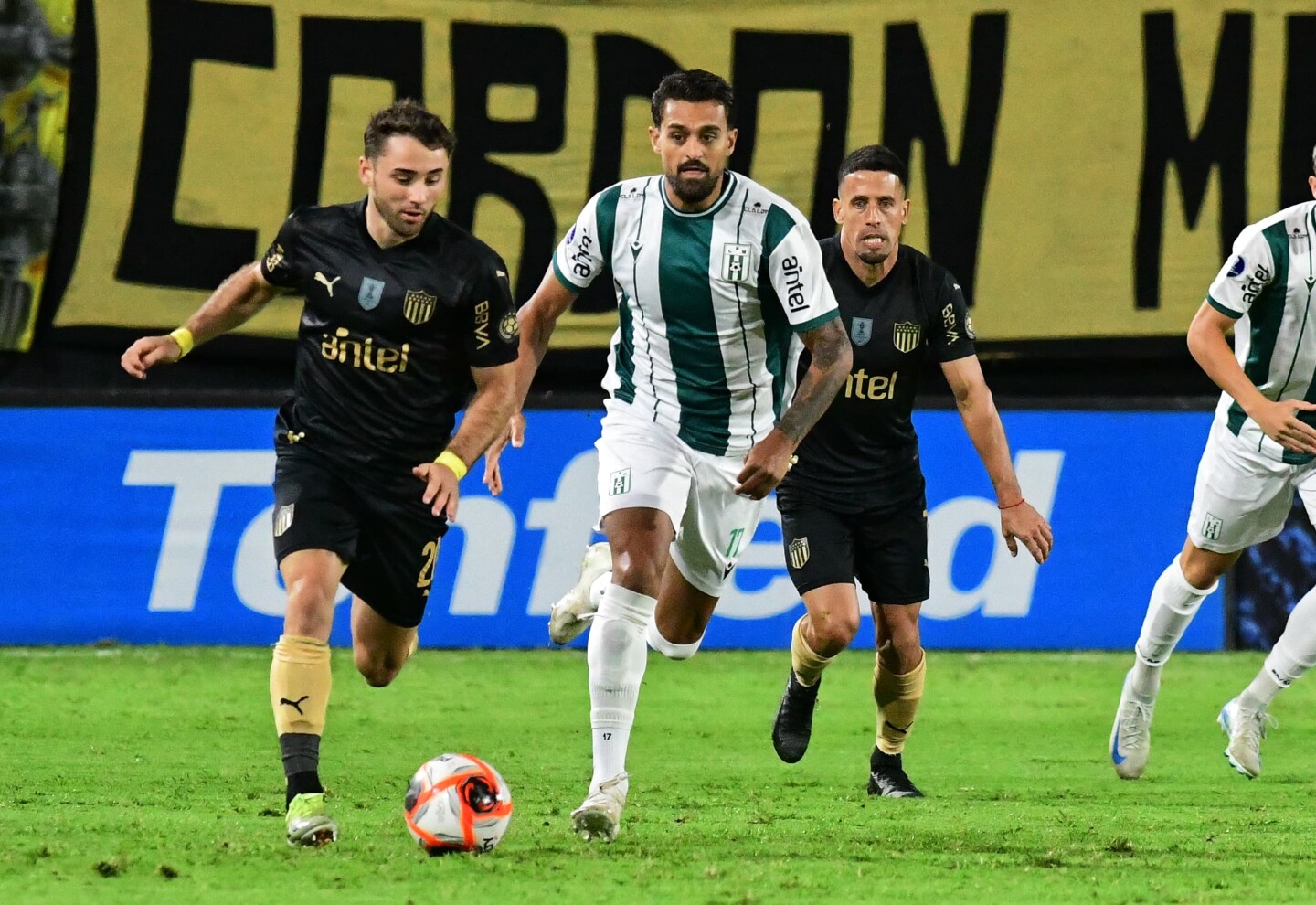 Pedro Milans frente a Martín Ferreira en el partido entre Peñarol y Racing por la Liga AUF Uruguaya.