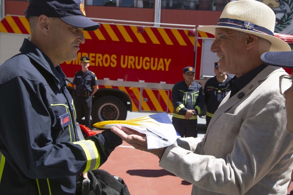 Carlos Negro entrega el pabellón nacional a la delegación de bomberos que parte a colaborar en Chile a combatir los incendios forestales