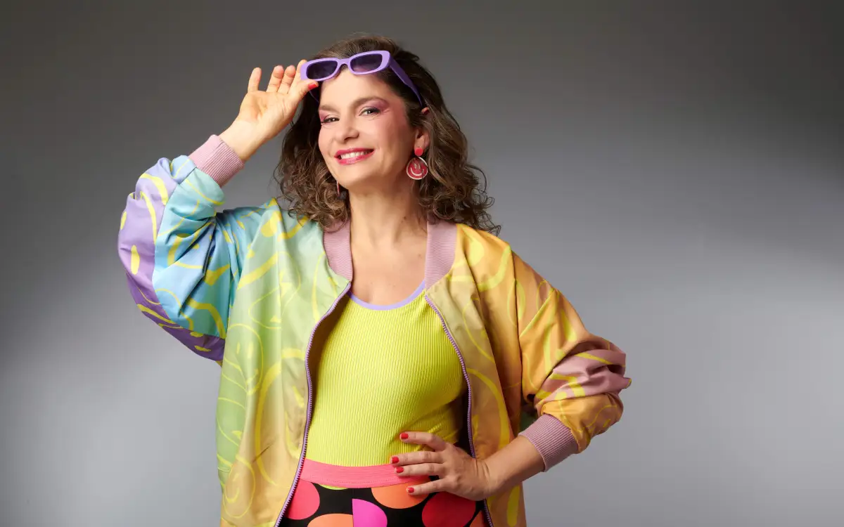 Hace humor hace más de 20 años, produce y escribe, y es pareja de un famoso del que no le gusta que le pregunten