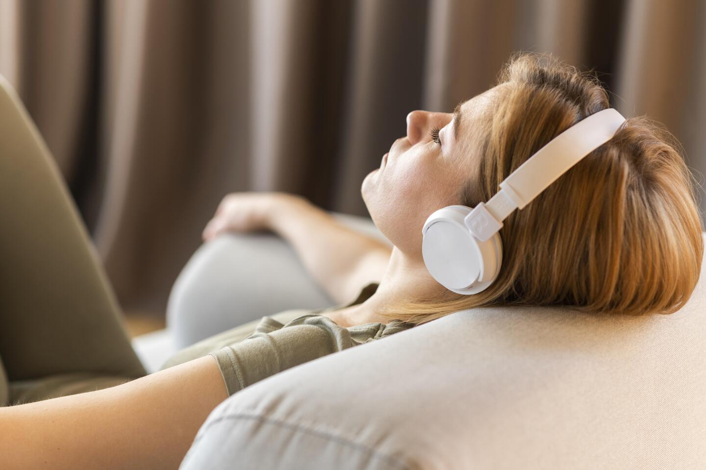 Mujer escuchando música