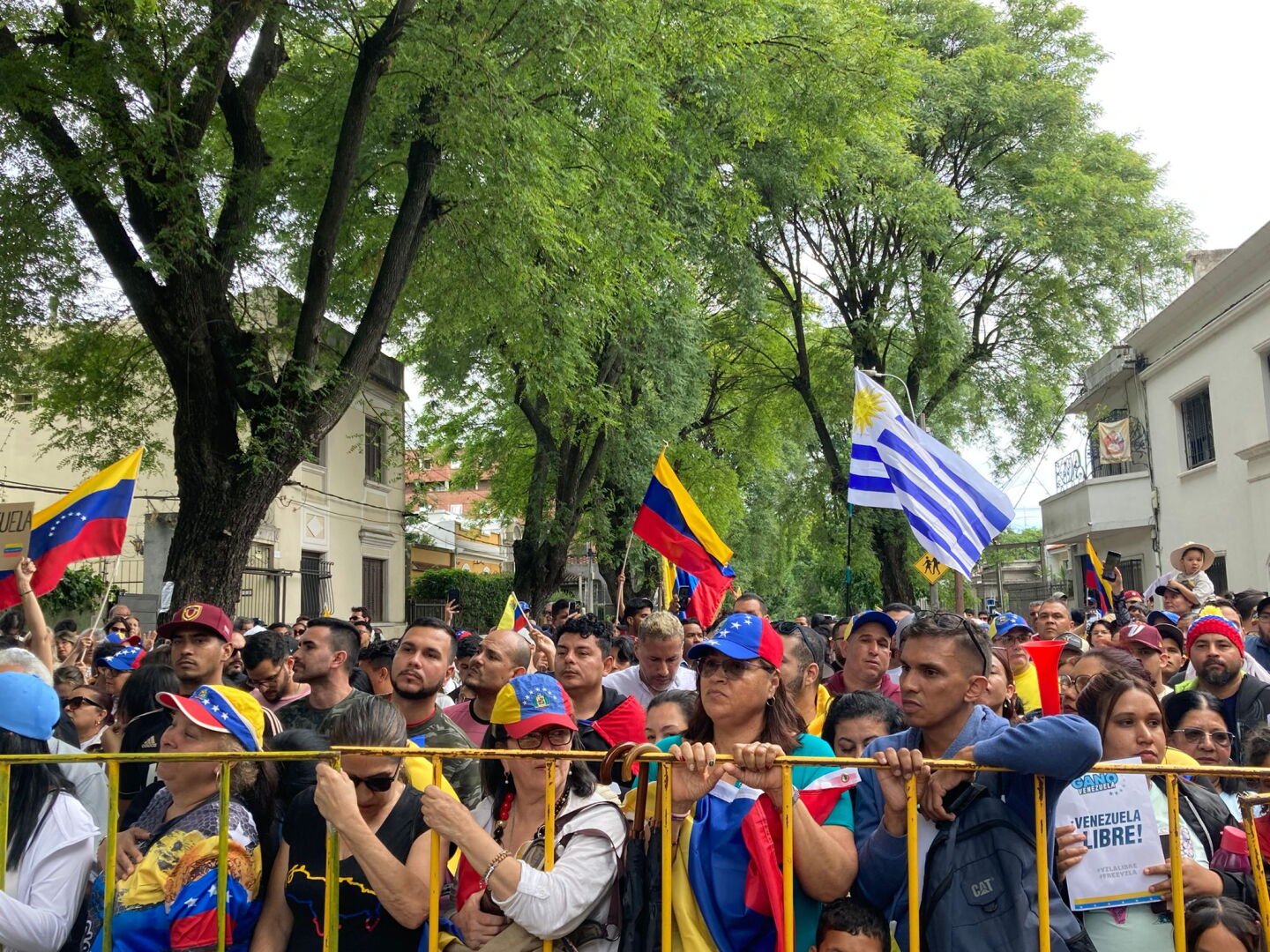 Venezolanos esperan a González Urrutia cerca de la residencia de Suárez en Montevideo.jpeg