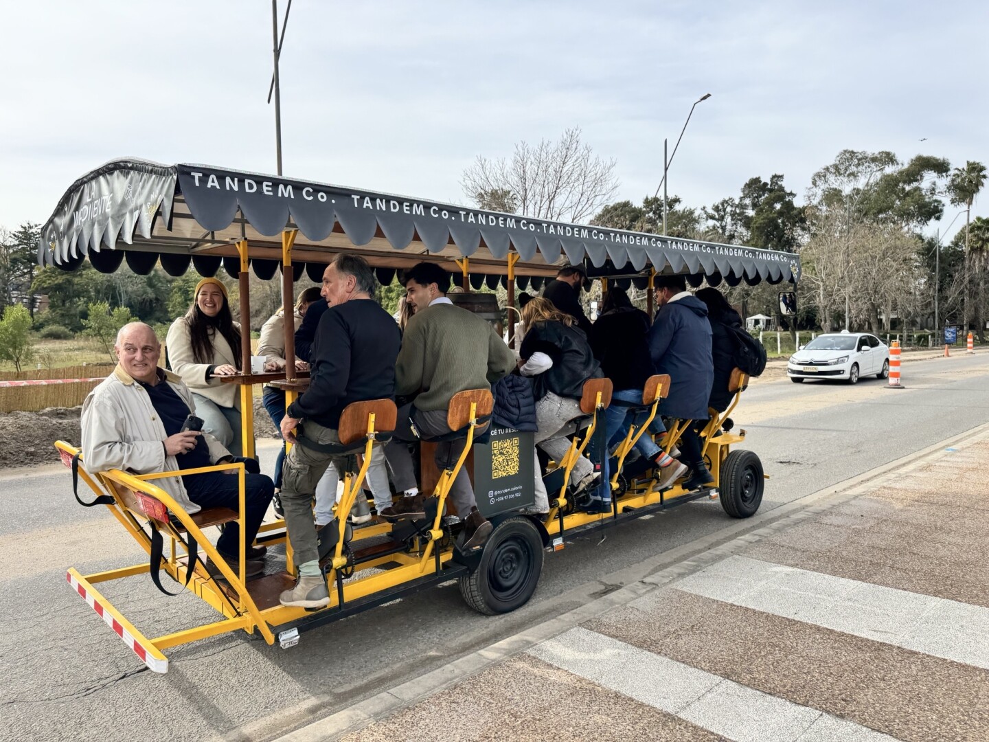 Una bicicleta cervecera que recorre Colonia del Sacramento.