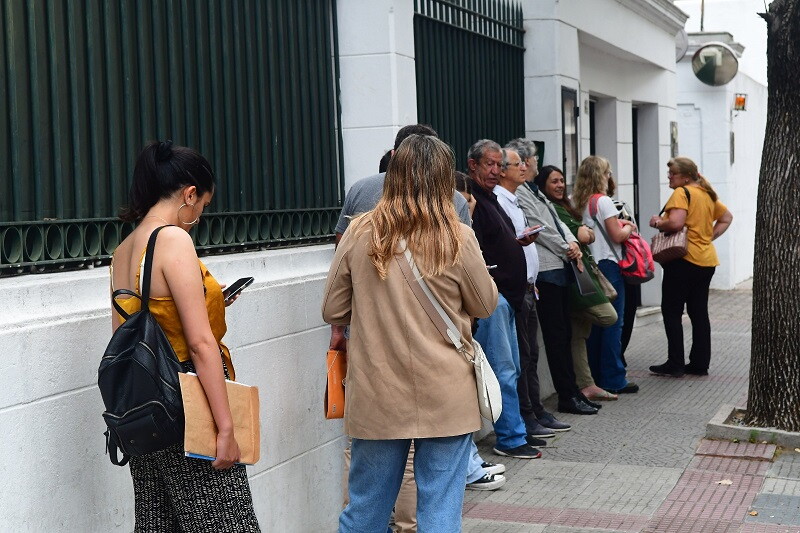 Fila para presentar la documentación en el consulado español de Montevideo.