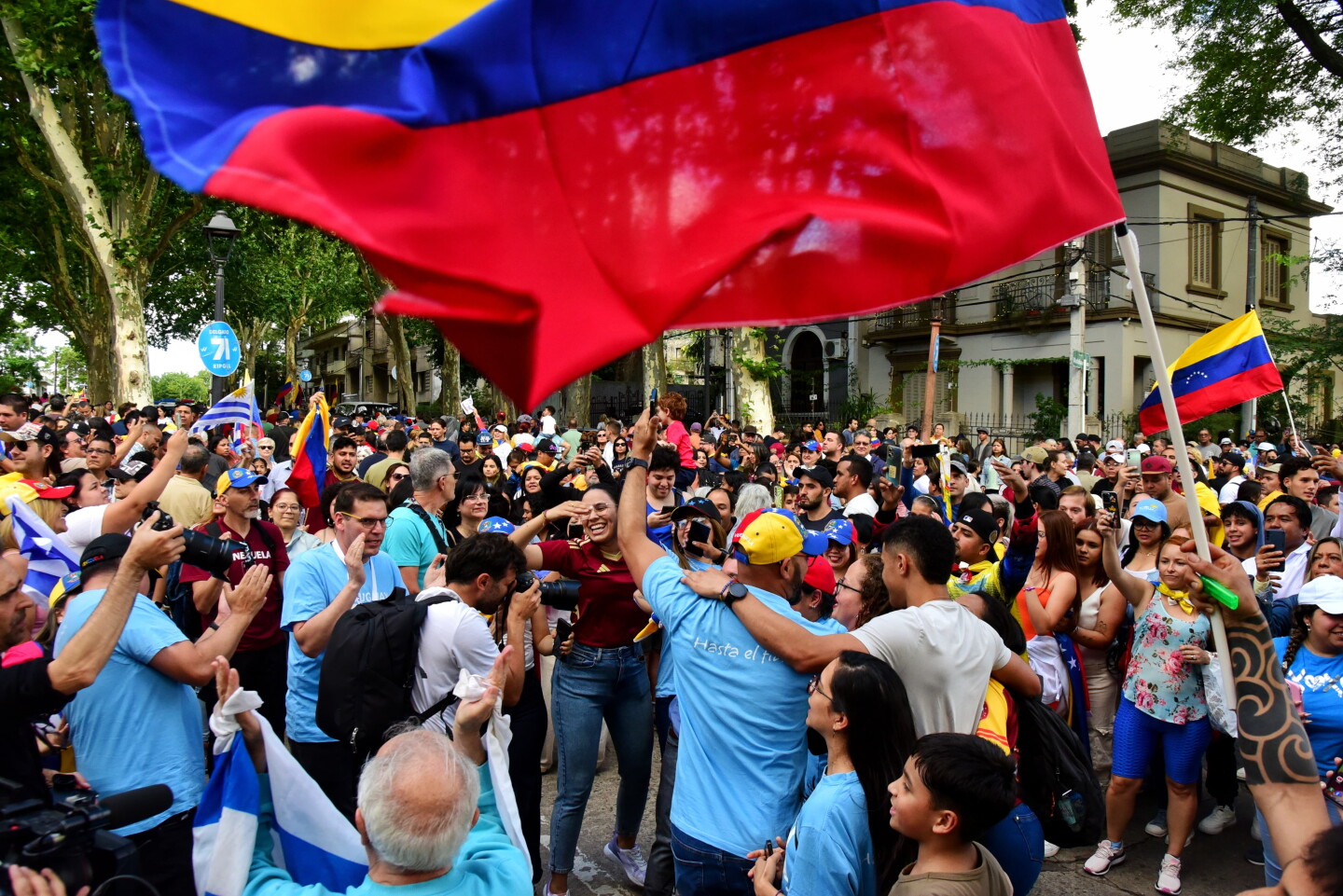 Venezolanos en Uruguay reciben a Edmundo González Urrutia en el Prado.jpeg