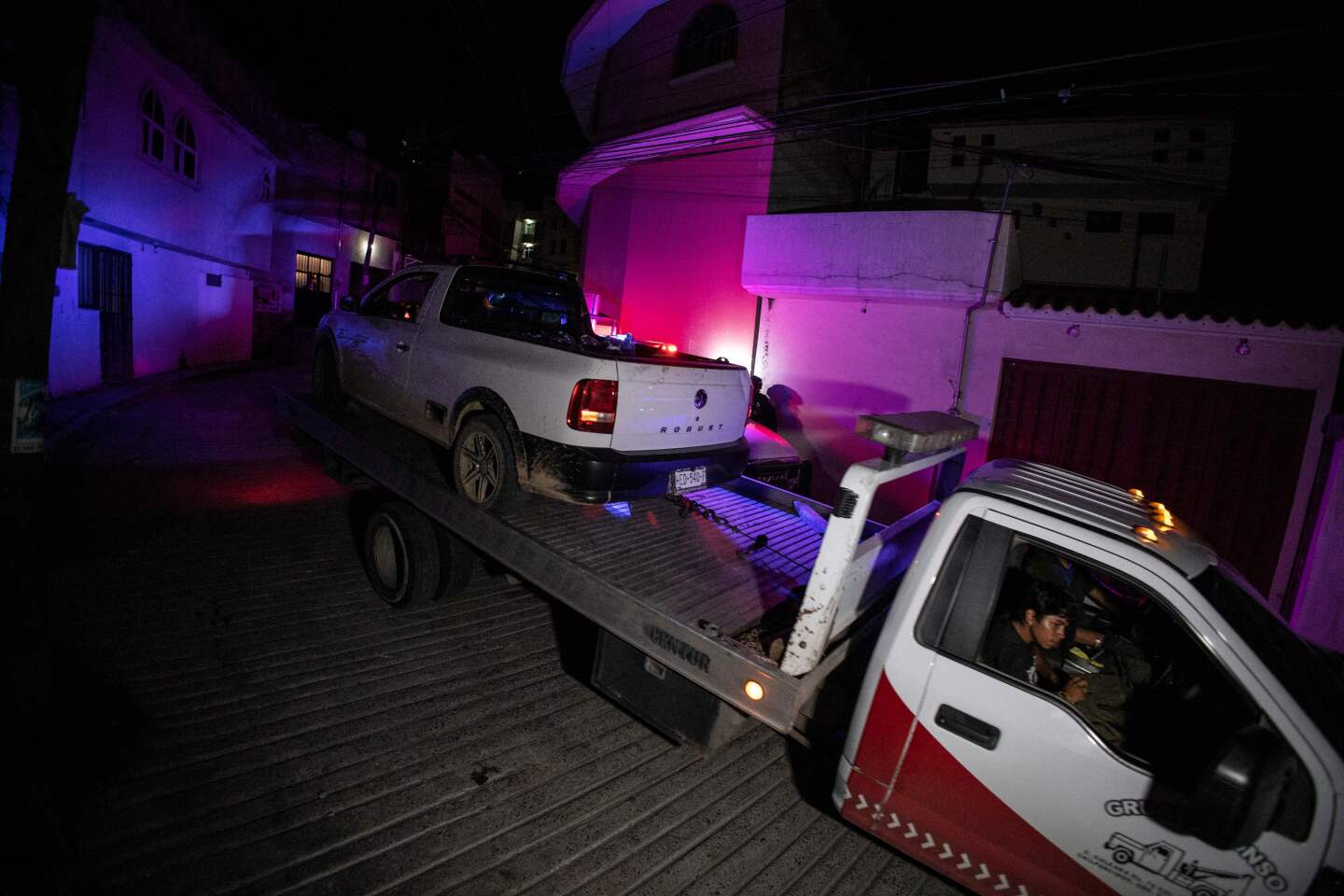 Retiran el vehículo donde fueron encontrados los restos del alcalde de Chilpancingo, Alejandro Arcos.