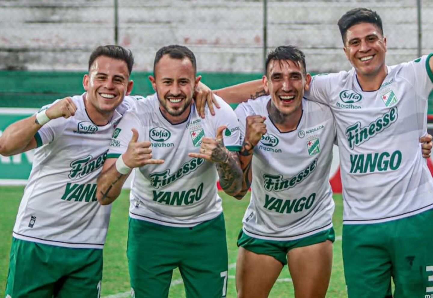 Rodrigo Amaral celebra su gol en Oriente Petrolero junto a Henry Vaca, Ricardo Centurión y Jonathan Cristaldo.