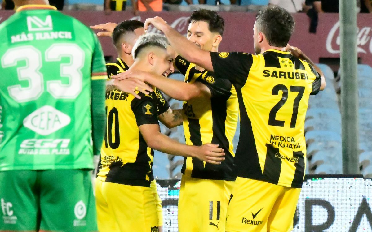 El festejo de Leonardo Fernández, Diego García, Maximiliano Silvera y Lucas Hernández en el partido entre Peñarol y Progreso.