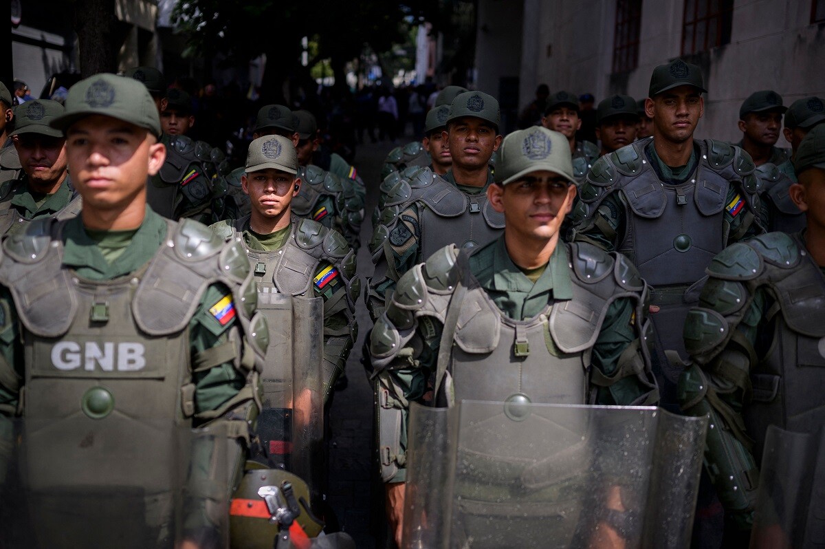 Miembros de la Guardia Nacional Bolivariana forman cerca del Palacio Federal Legislativo durante la instalación del Parlamento Nacional