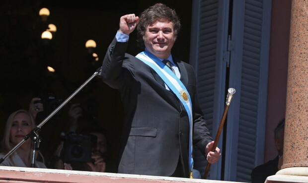 Javier Milei con el bastón presidencial en el balcón de la Casa Rosada.
