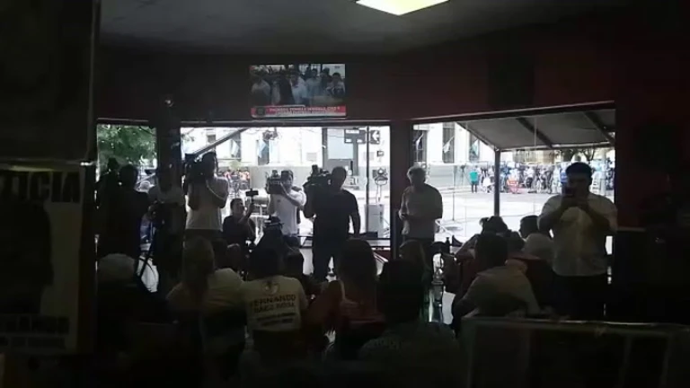 Así se vivió el fallo del caso Báez Sosa en un bar cercano al Tribunal de Dolores, Argentina