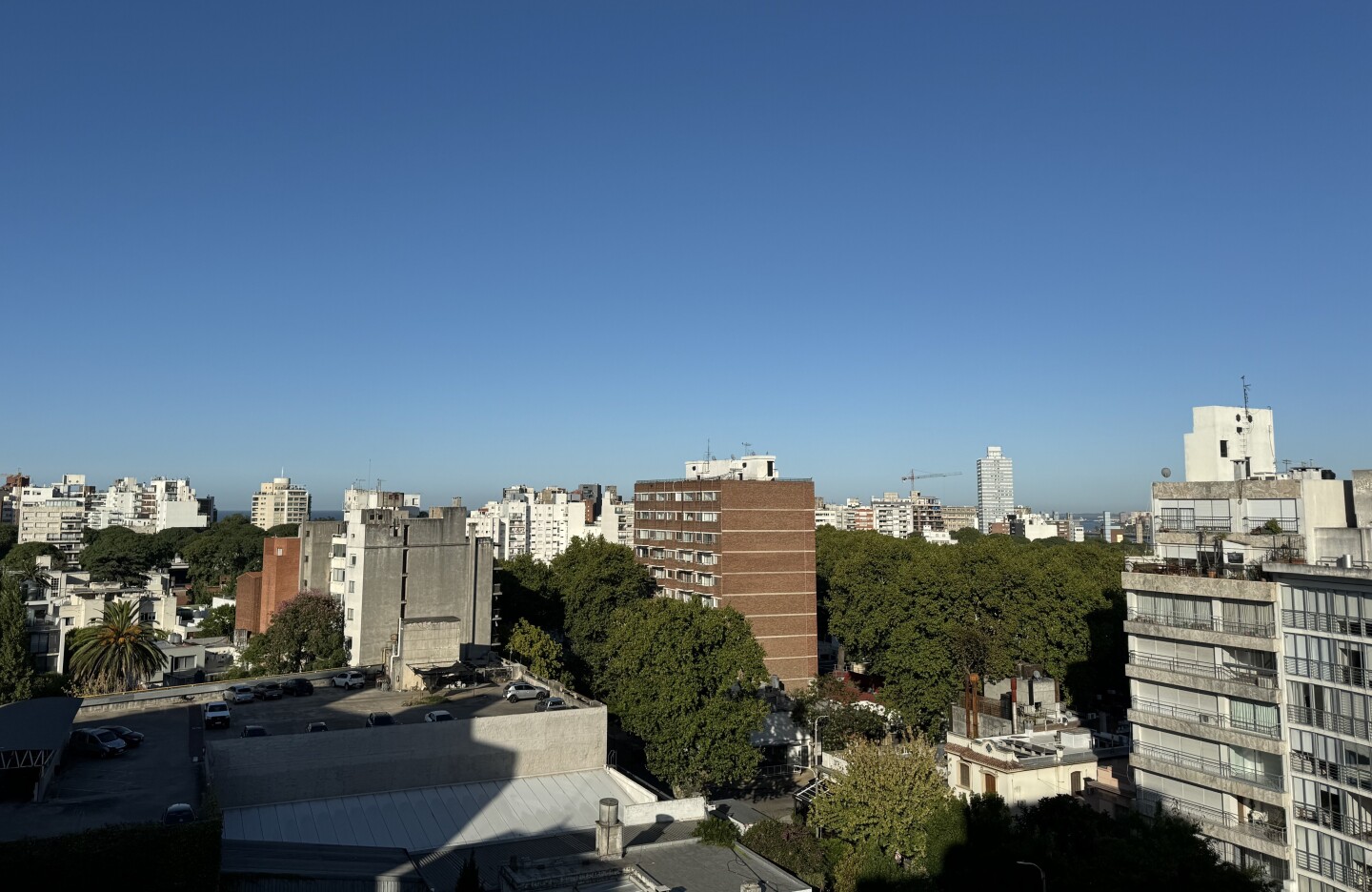 Cielo despejado sobre Montevideo.