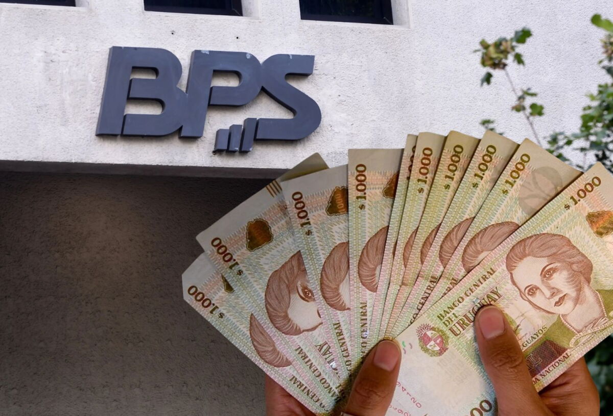 Edificio sede del Banco de Previsión Social (BPS) junto a billetes de pesos uruguayos.