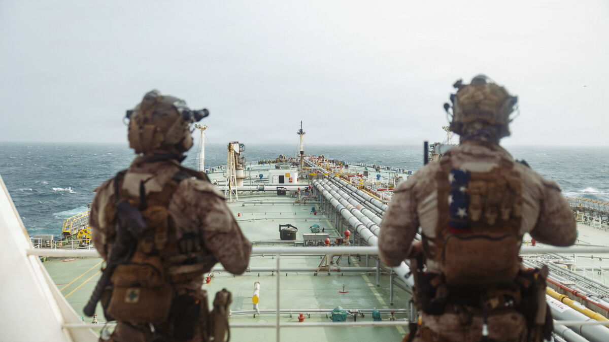 Marines de los EE. UU. realizando un abordaje de verificación a bordo del M/T Wen Yao en el Golfo de Omán como parte del renovado bloqueo a los puertos de Irán, el 16 de julio de 2026.