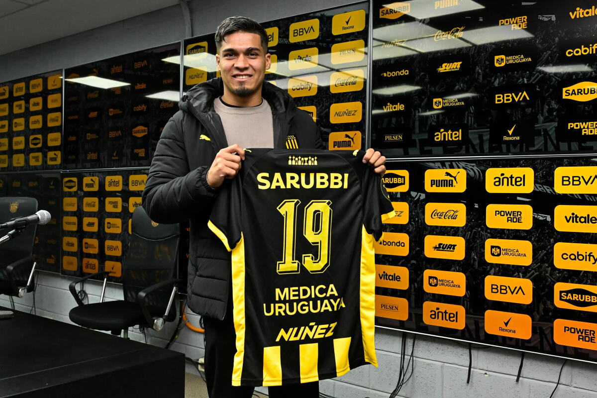 Matías Arezo en conferencia de prensa con el motivo de que Peñarol ejerció el derecho a la compra de su ficha.