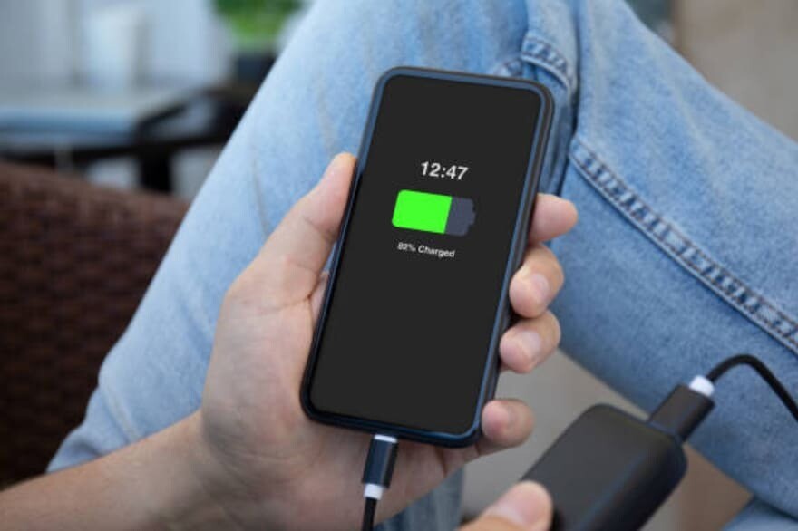 Celular cargando su batería.