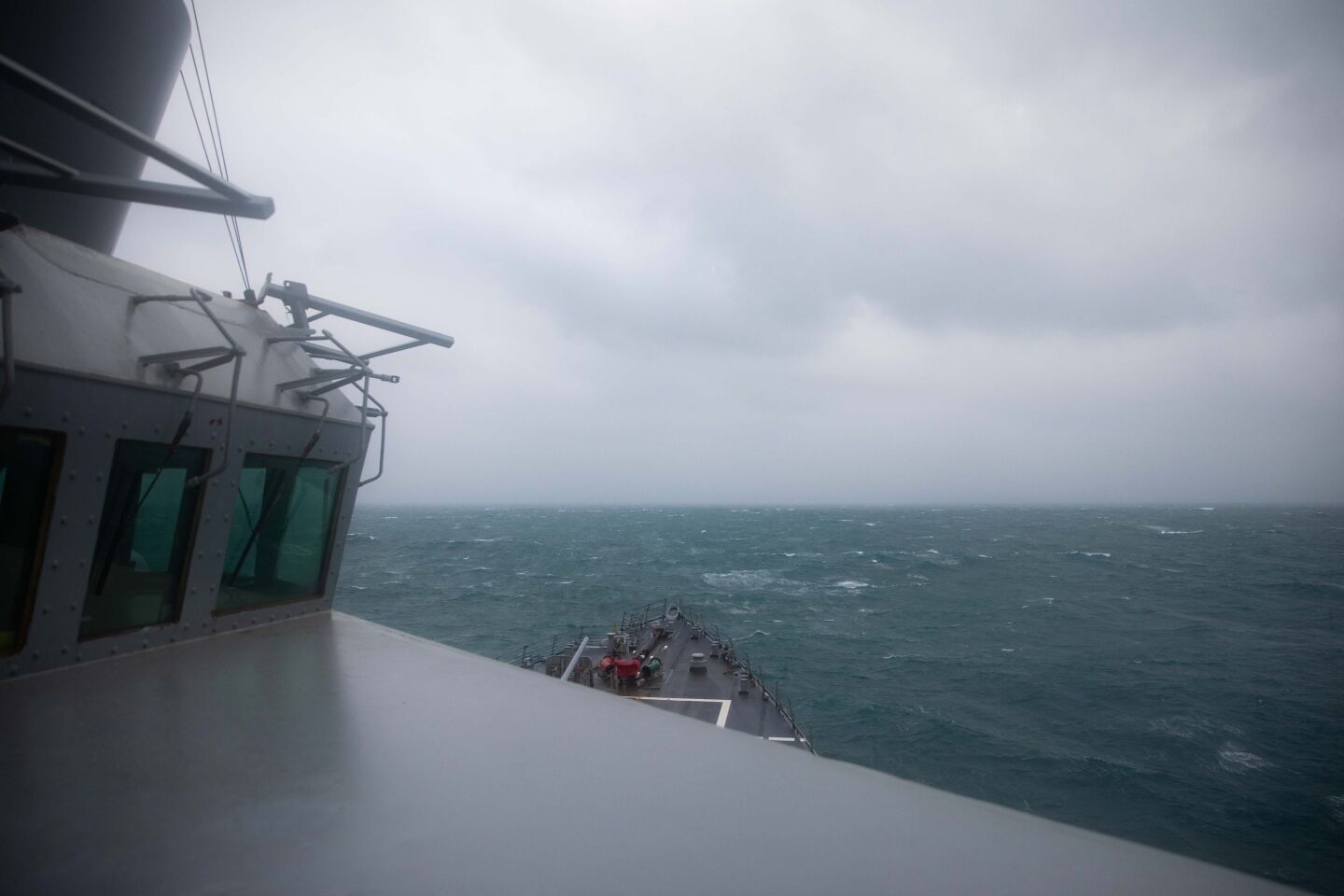 USS Higgins y la fragata HMCS Vancouver navegando por el Estrecho de Taiwán