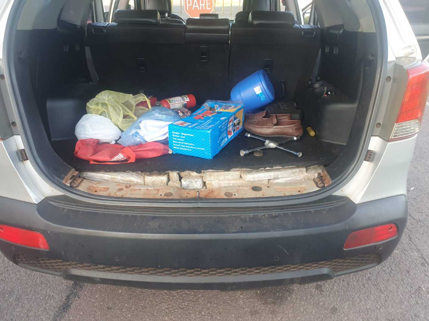 La marihuana estaba en un compartimento inferior en el valijero del auto y debajo del capó. Foto: Policía de Rivera
