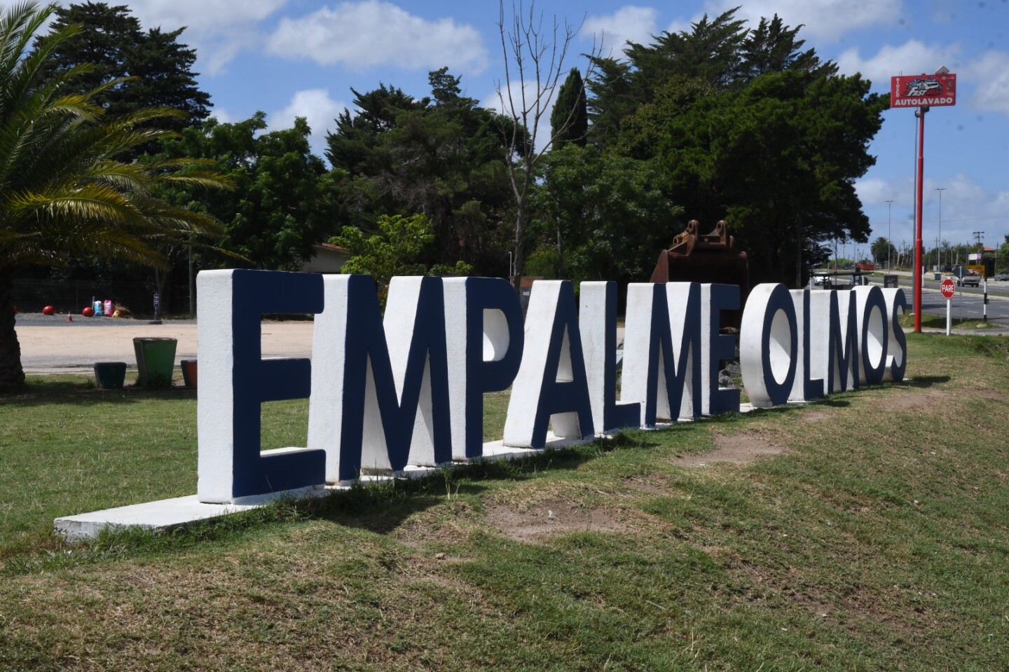 Cartel de la localidad Empalme Olmos, al costado del camino que lleva a la fábrica de ticholos.