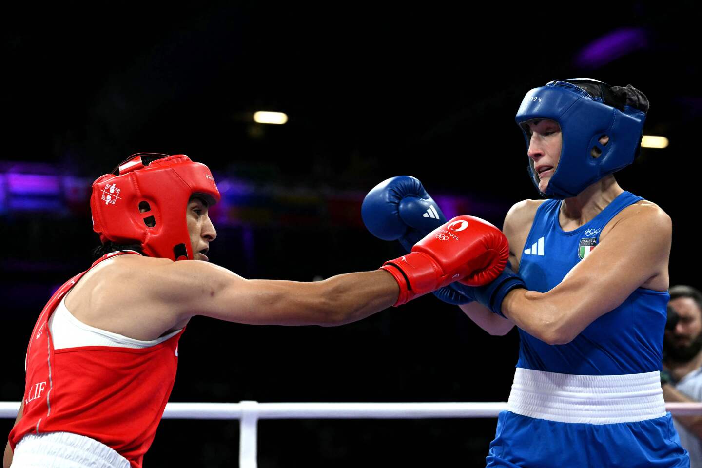 La argelina Imane Khelif en su pelea ante la italiana Angela Carini.