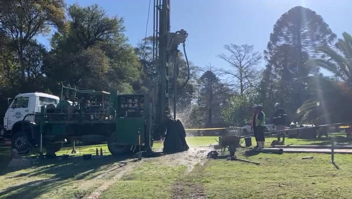 Encontraron agua en uno de los pozos realizados por OSE, ubicado detrás de ISEF, al costado del Estadio Centenario