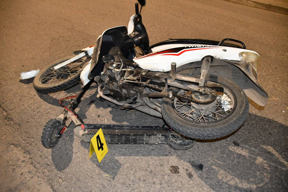 Niño de 10 años sufrió fractura de fémur tras chocar su monopatín contra una moto conducida por adolescente